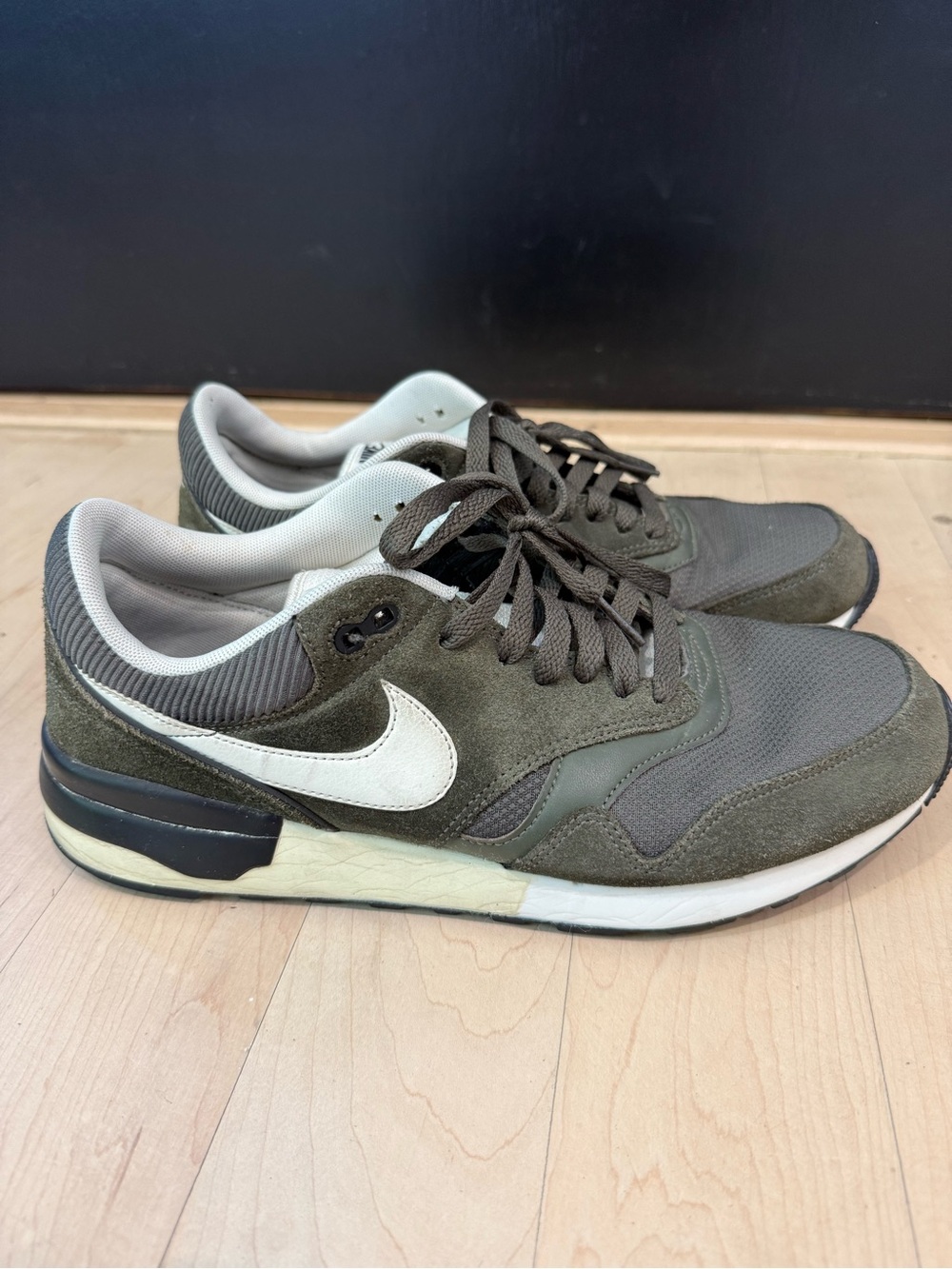 Nike Men’s Olive Green and White Low-Top Sneakers - Air Odyssey